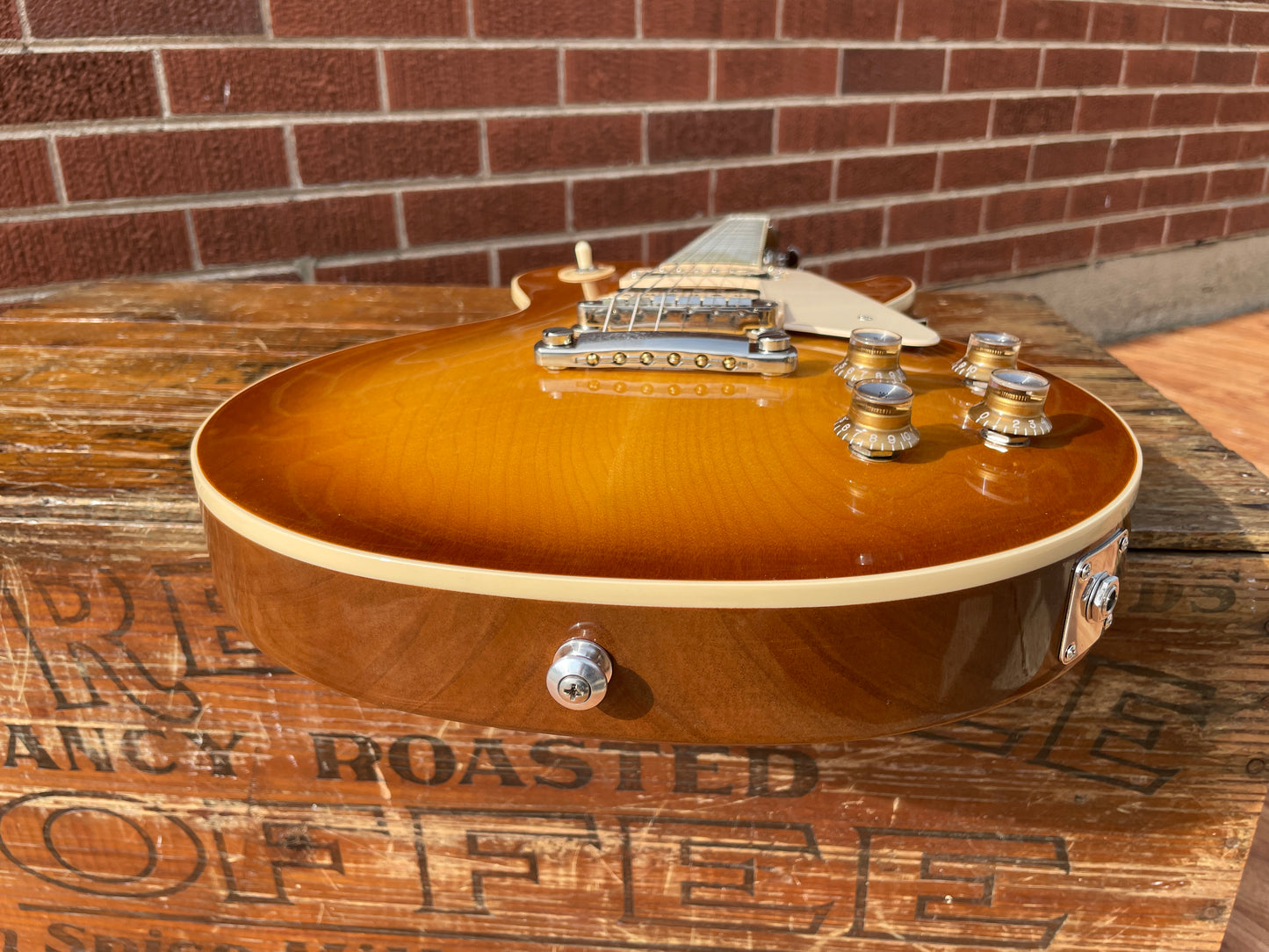 2021 Gibson Les Paul Classic Guitar Honeyburst w/ OHSC