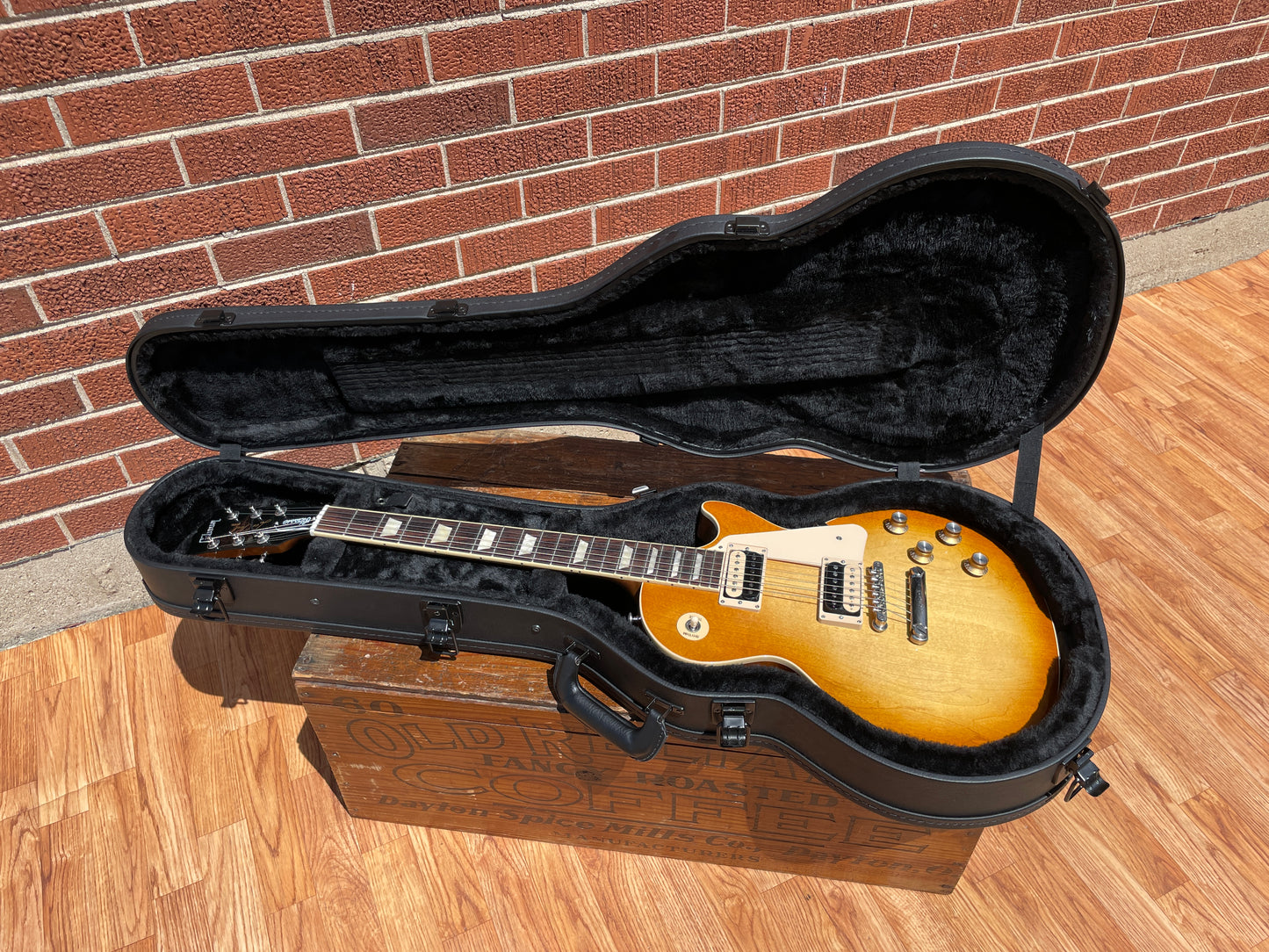 2021 Gibson Les Paul Classic Guitar Honeyburst w/ OHSC