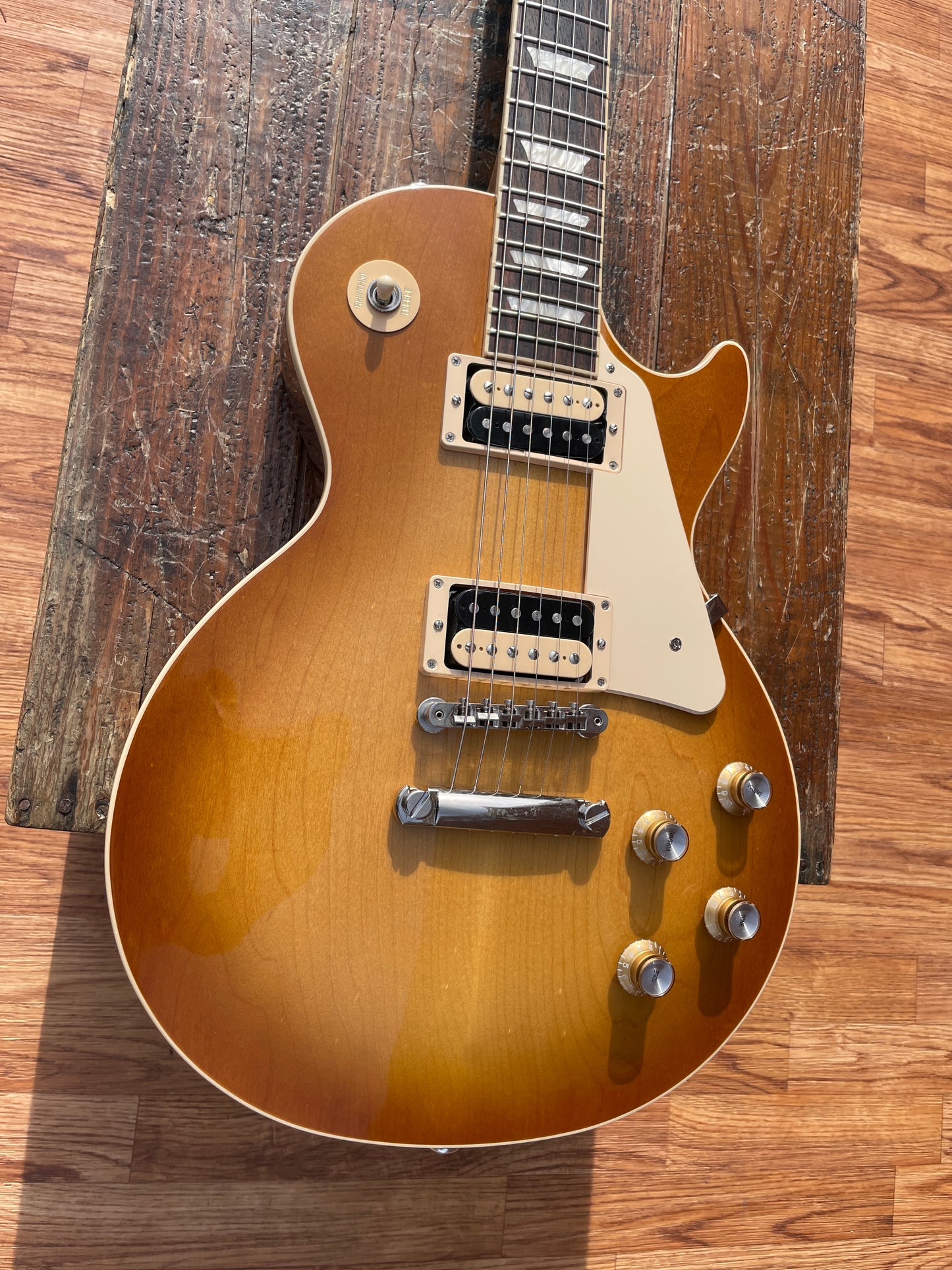 2021 Gibson Les Paul Classic Guitar Honeyburst w/ OHSC
