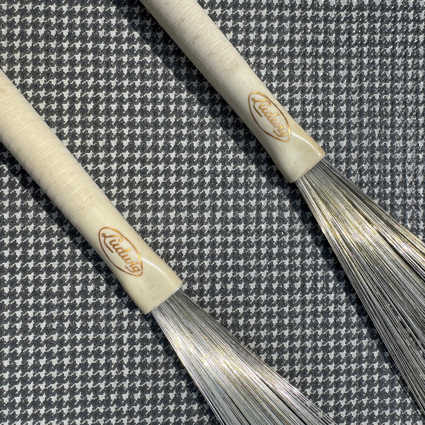 1960s Ludwig No. 195 White Plastic Model Retractable Brushes
