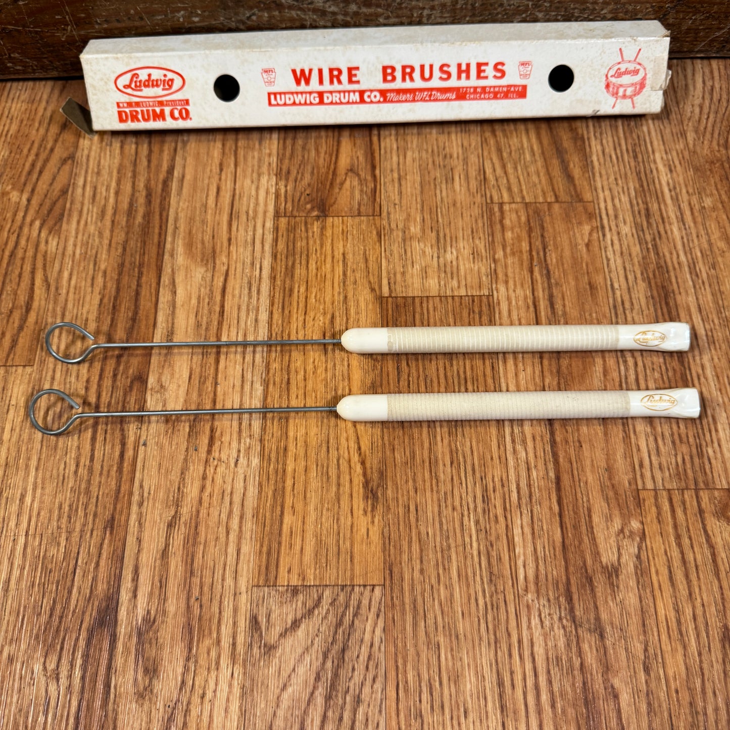 1960s Ludwig No. 195 White Plastic Model Retractable Brushes