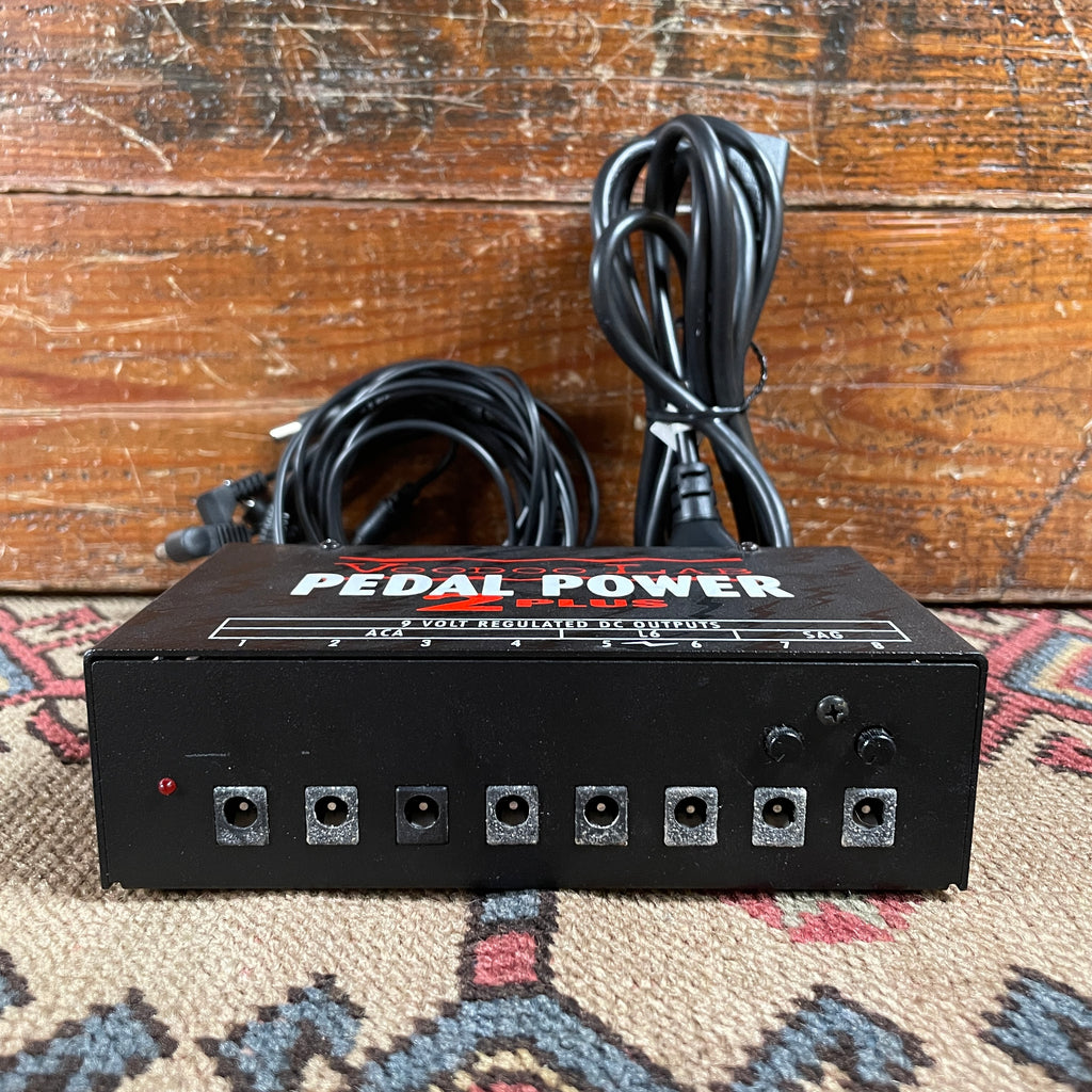 Voodoo Lab Pedal Power 2 PLUS 8-output Isolated Guitar Pedal Power Supply  w/ Cables