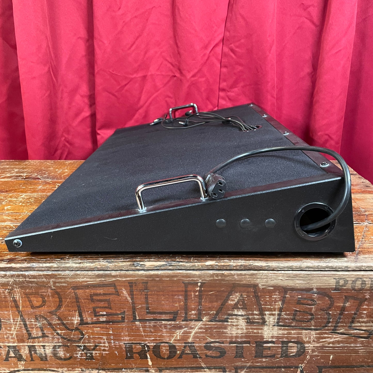 Trailer Trash PS2816 ProSeries 28"x16" Pedal Board with Voodoo Lab Pedal Power 2 Plus