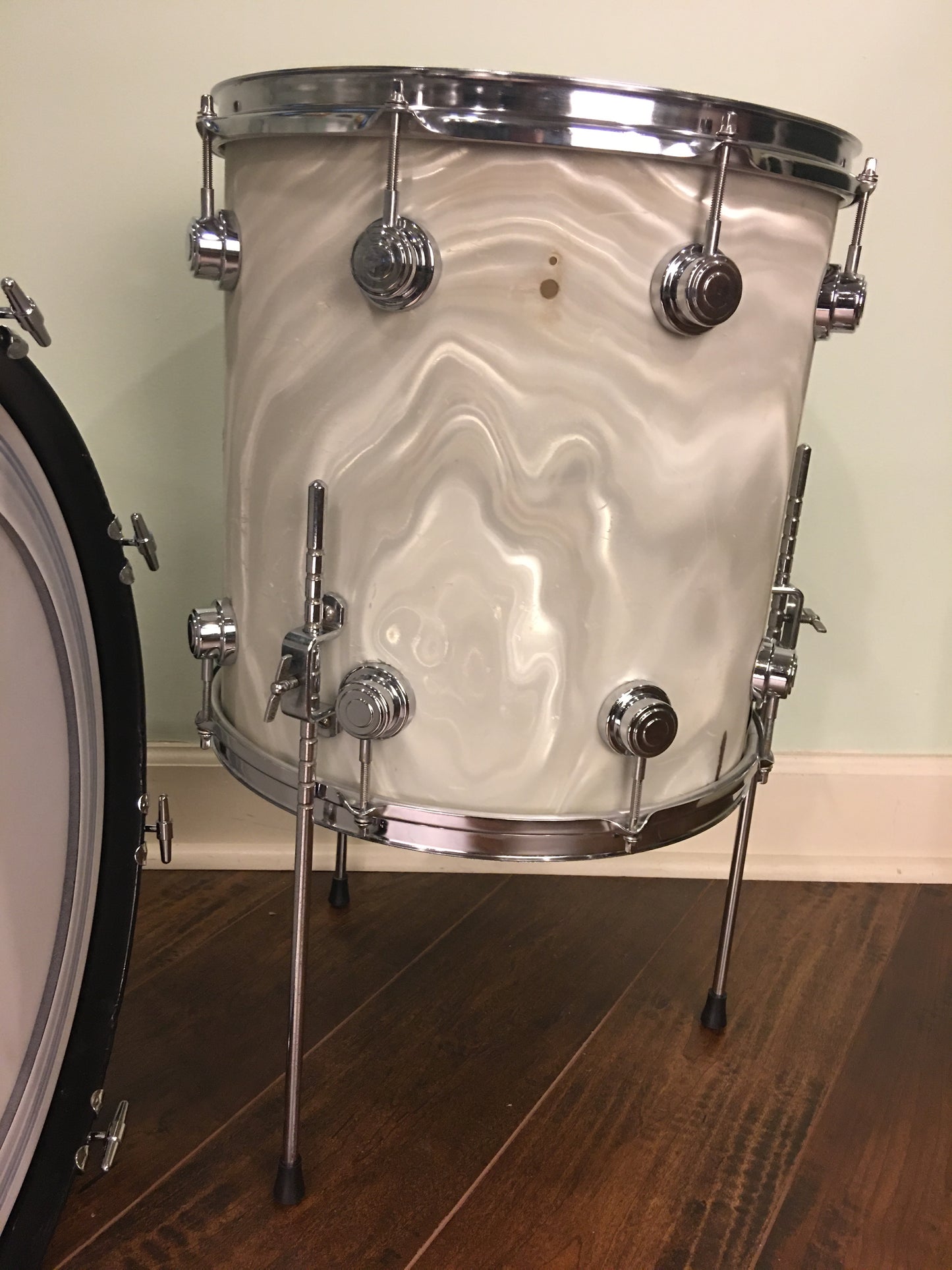Early 1960s Camco 4 ply Oaklawn Drum Set 20/12/14 White Moire