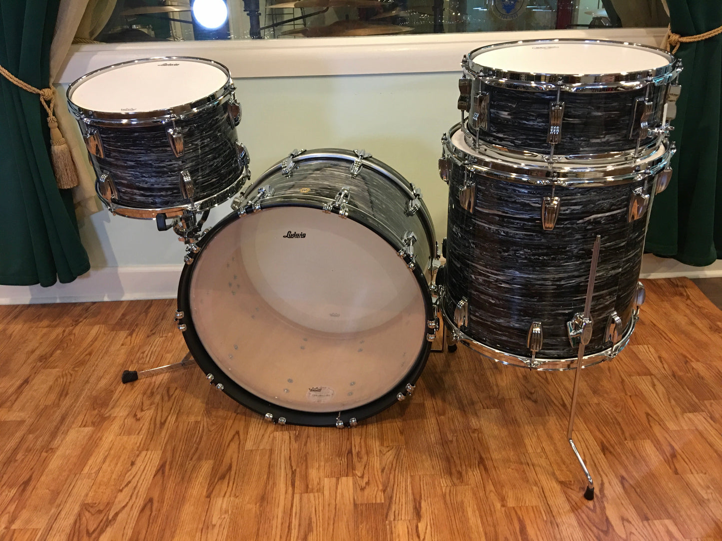 Ludwig Legacy Maple Fab 3 Piece Drum Set Vintage Black Oyster Pearl 22/13/16