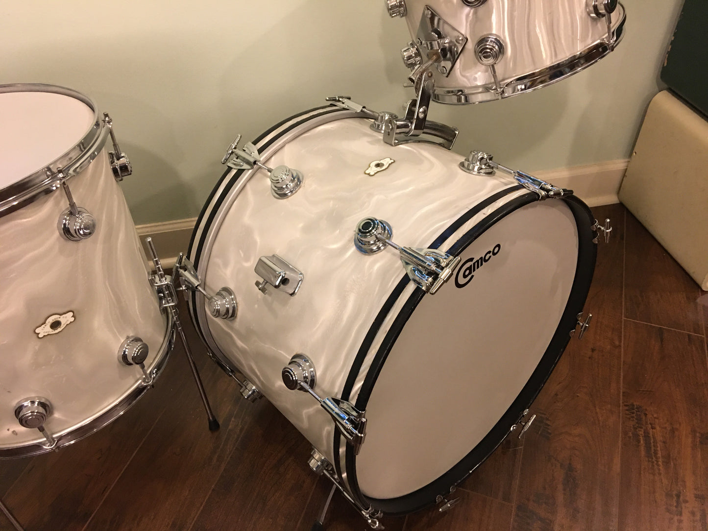 Early 1960s Camco 4 ply Oaklawn Drum Set 20/12/14 White Moire