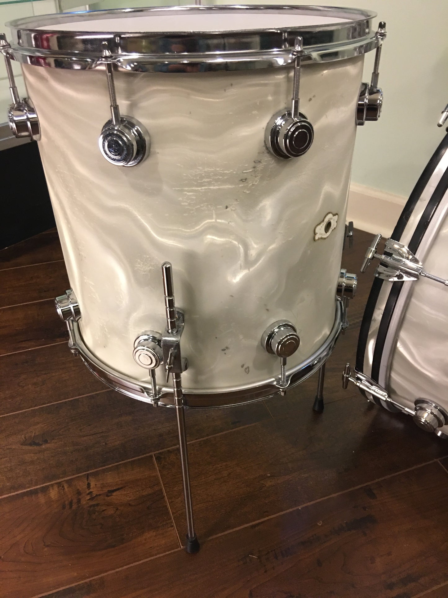 Early 1960s Camco 4 ply Oaklawn Drum Set 20/12/14 White Moire