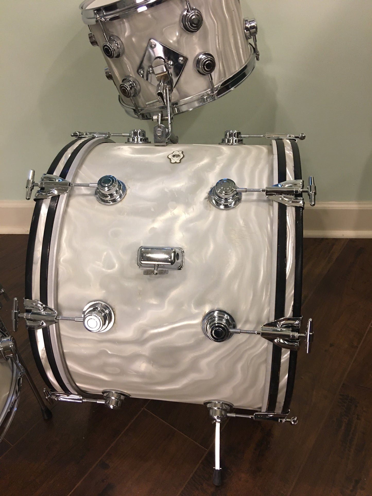 Early 1960s Camco 4 ply Oaklawn Drum Set 20/12/14 White Moire