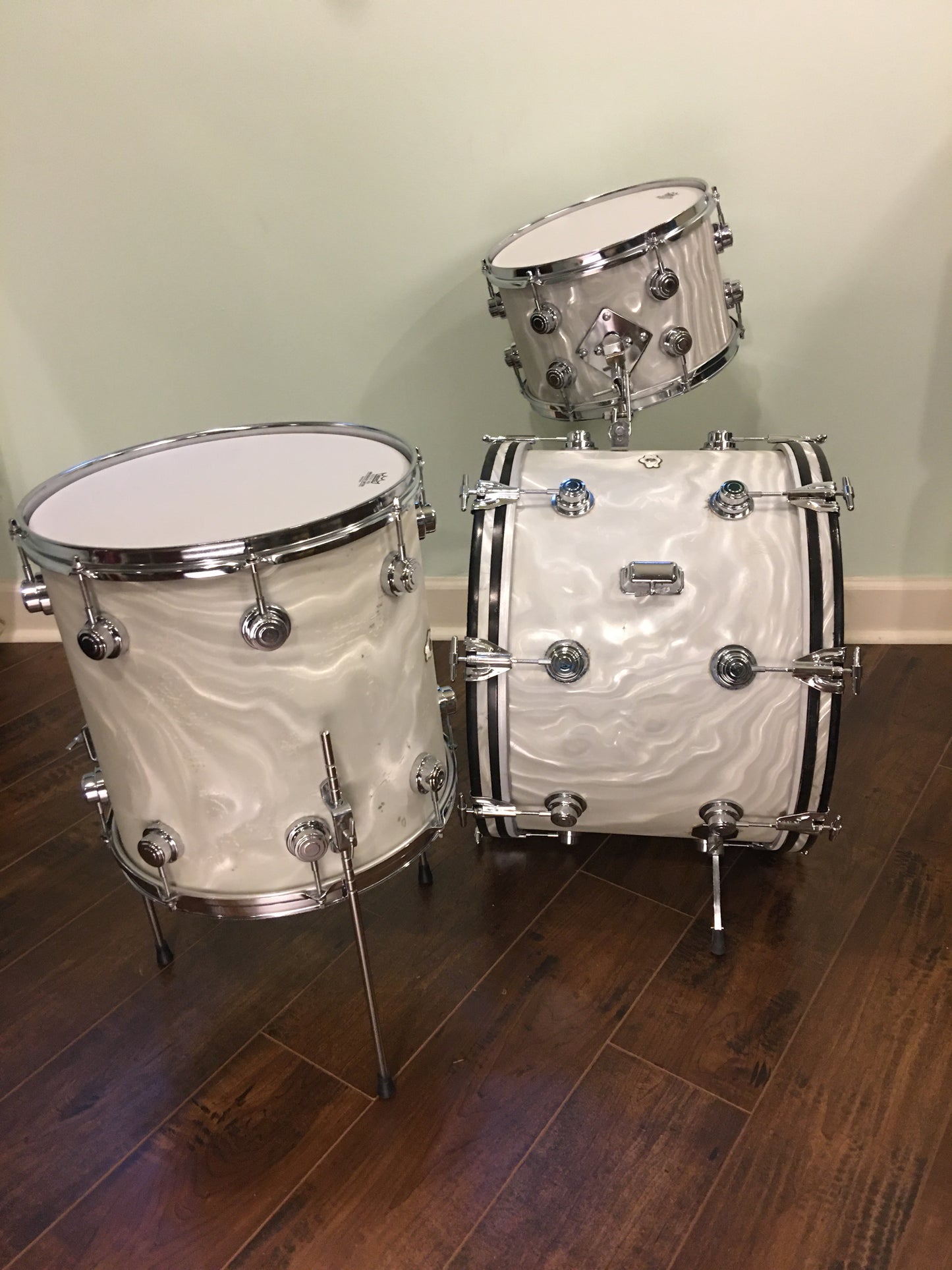 Early 1960s Camco 4 ply Oaklawn Drum Set 20/12/14 White Moire