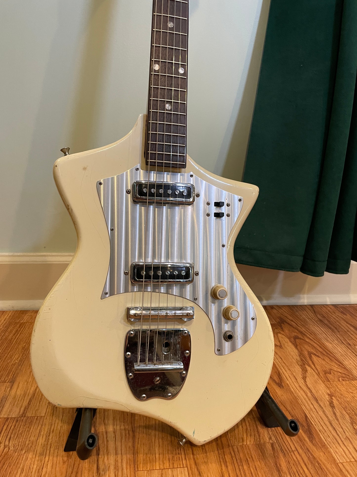 1960s Teisco Del Rey / Kingston 2pu Short Scale Electric Guitar White