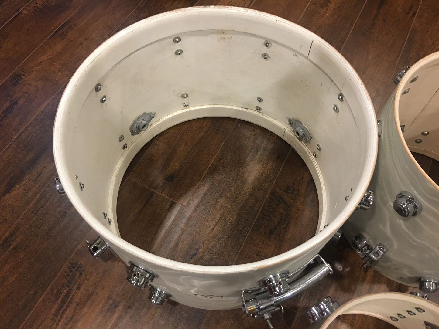 Early 1960s Camco 4 ply Oaklawn Drum Set 20/12/14 White Moire