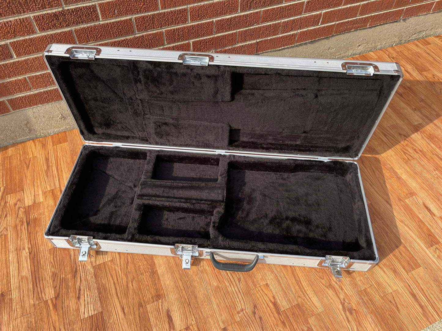 1990s Washburn Electric Guitar Road / Flight / Tour Case Silver