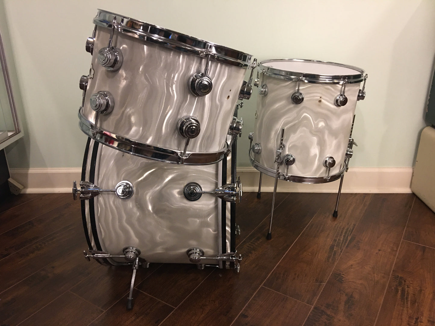 Early 1960s Camco 4 ply Oaklawn Drum Set 20/12/14 White Moire