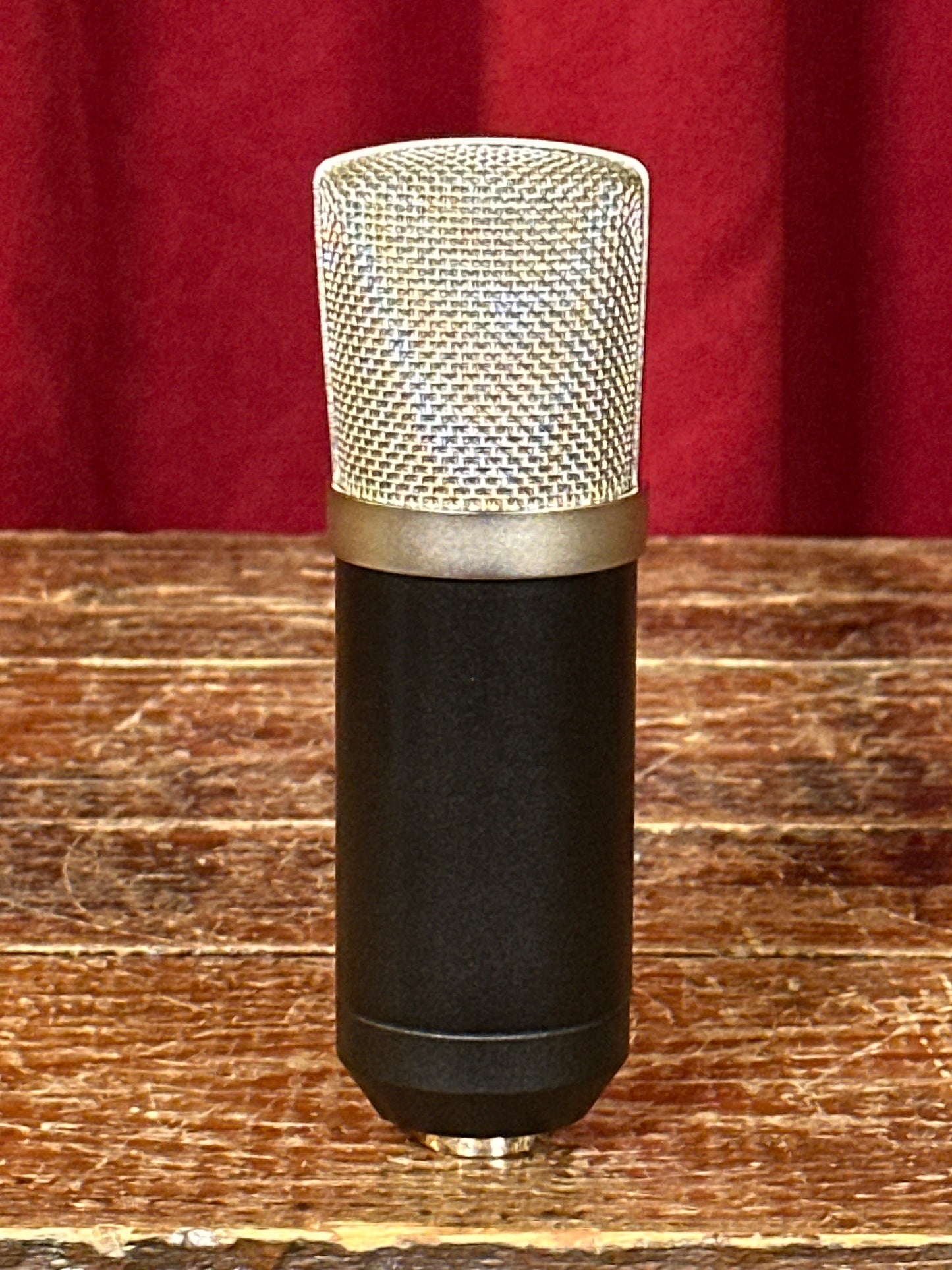 Roswell Mini K47 Condenser Microphone w/ Shockmount & Case 2 of 2