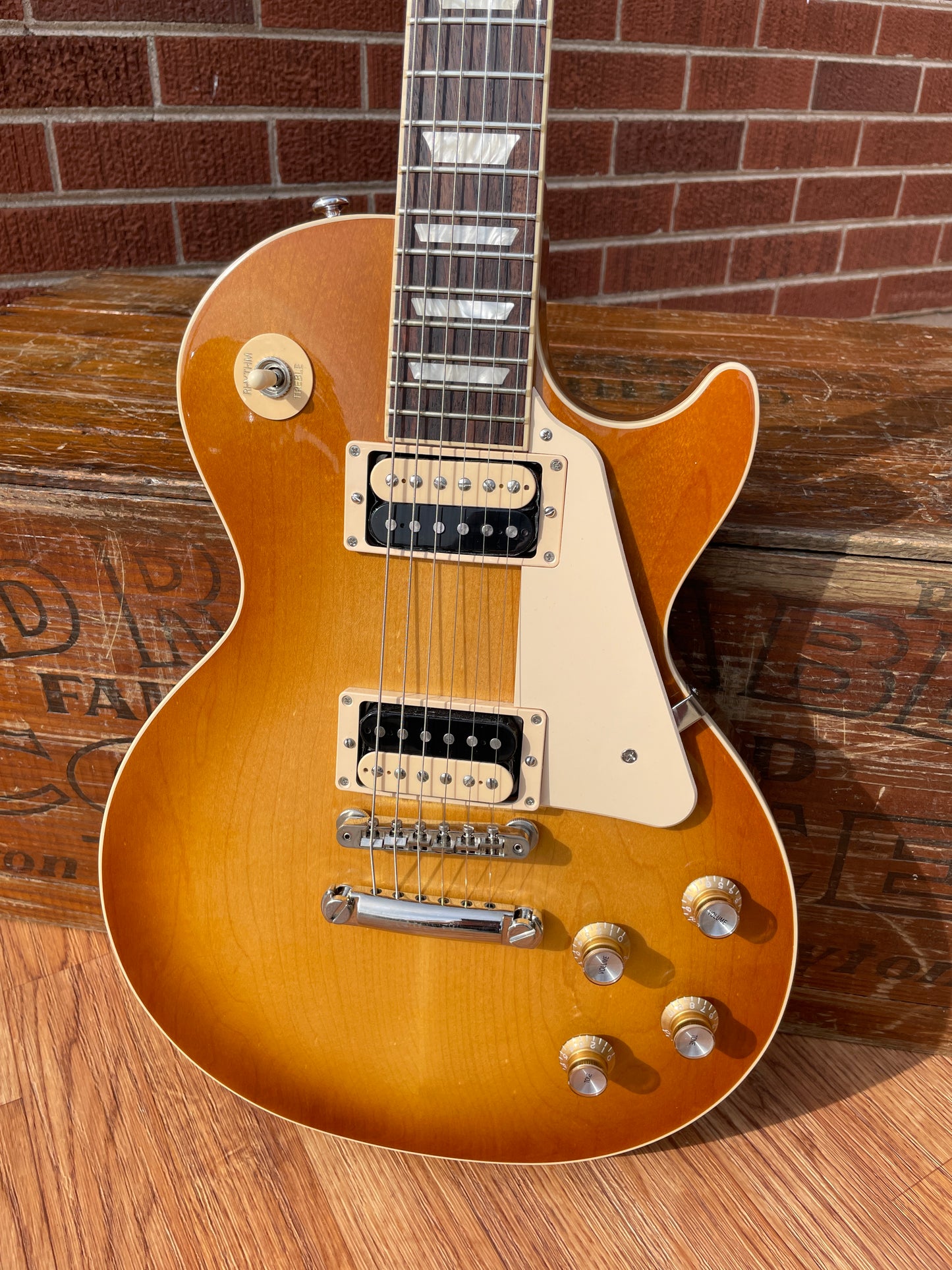 2021 Gibson Les Paul Classic Guitar Honeyburst w/ OHSC