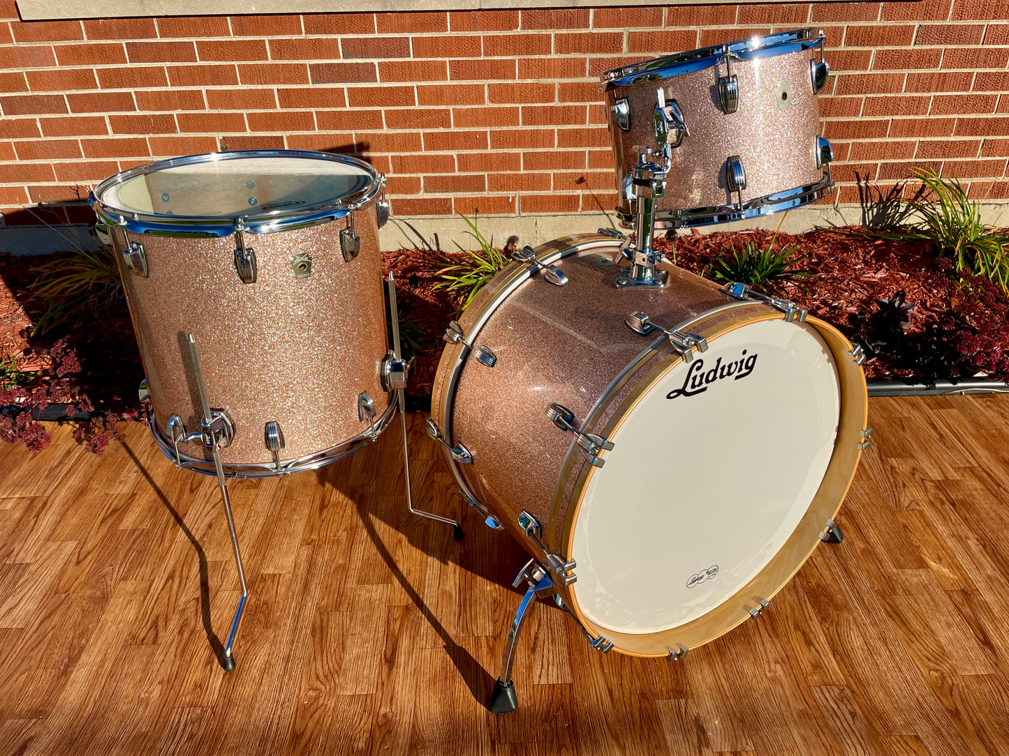 Ludwig Classic Maple Fab Outfit Drum Set Champagne Sparkle 22/13/16