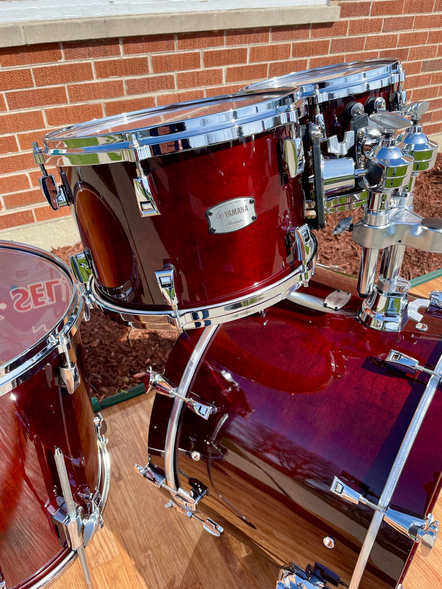 Yamaha Absolute Hybrid Maple 4pc Drum Set Classic Walnut 22/10/12/16