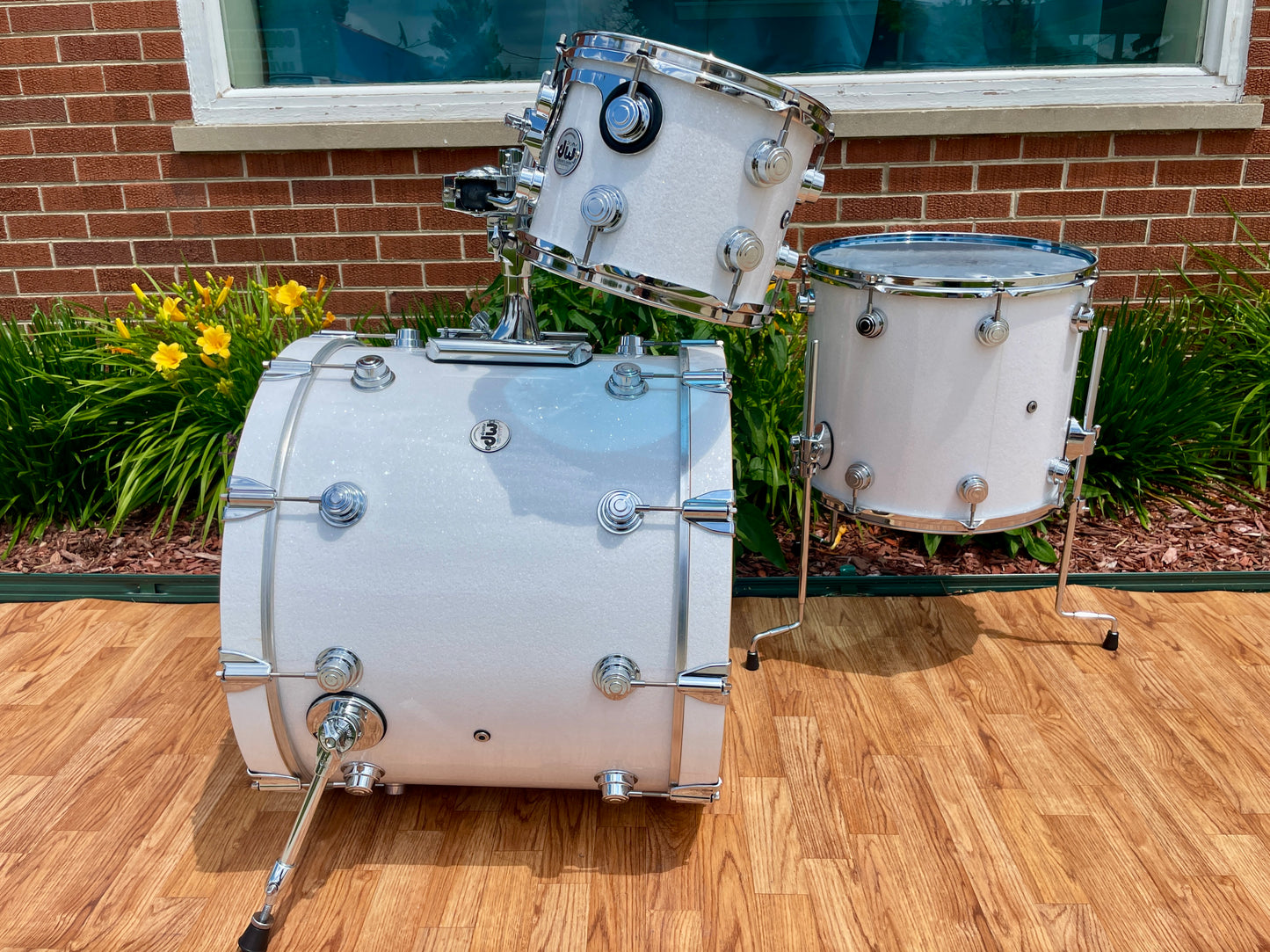 DW Collector's Series Pure Maple Standard 4pc Drum Set White Glass Glitter 22/10/12/16