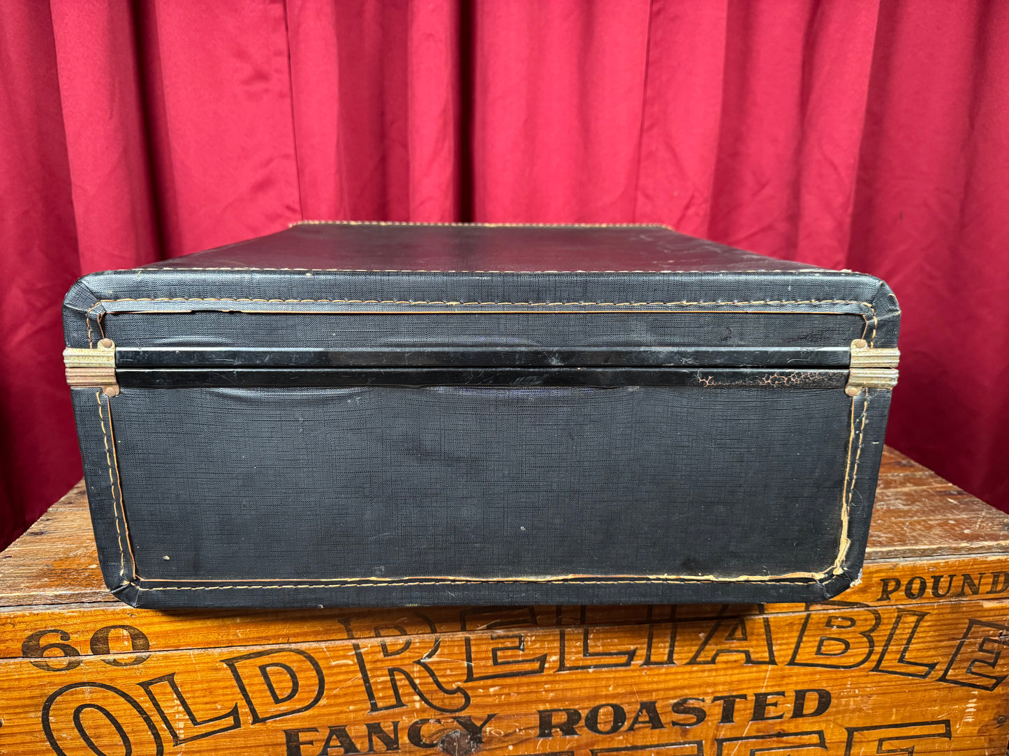 1960s Ludwig no. 8025 Suitcase-Style Snare Drum Case