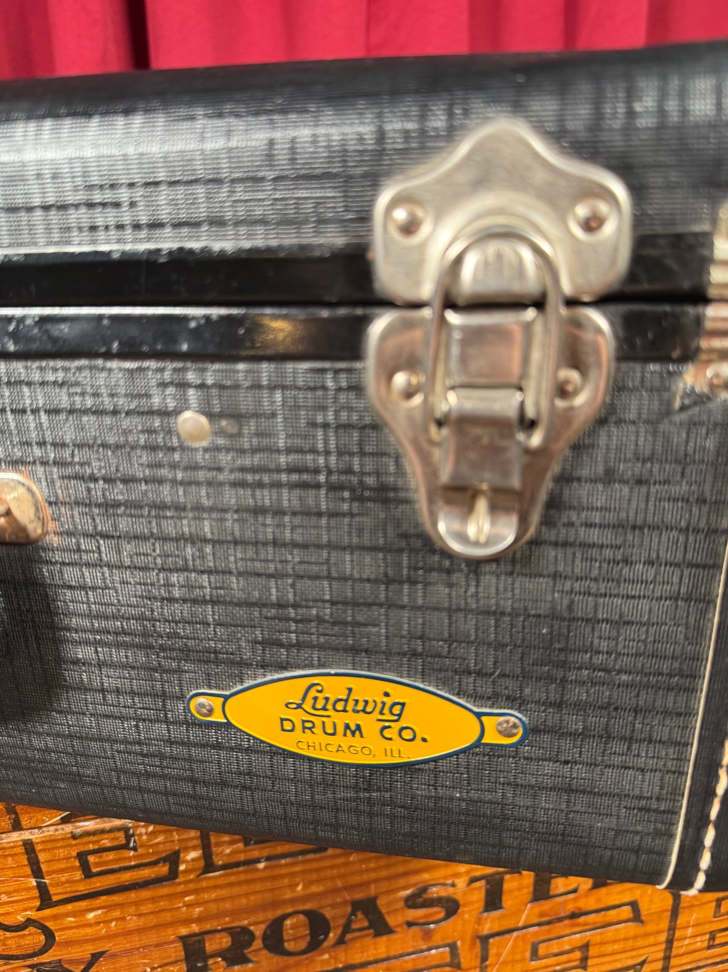 1960s Ludwig no. 8025 Suitcase-Style Snare Drum Case