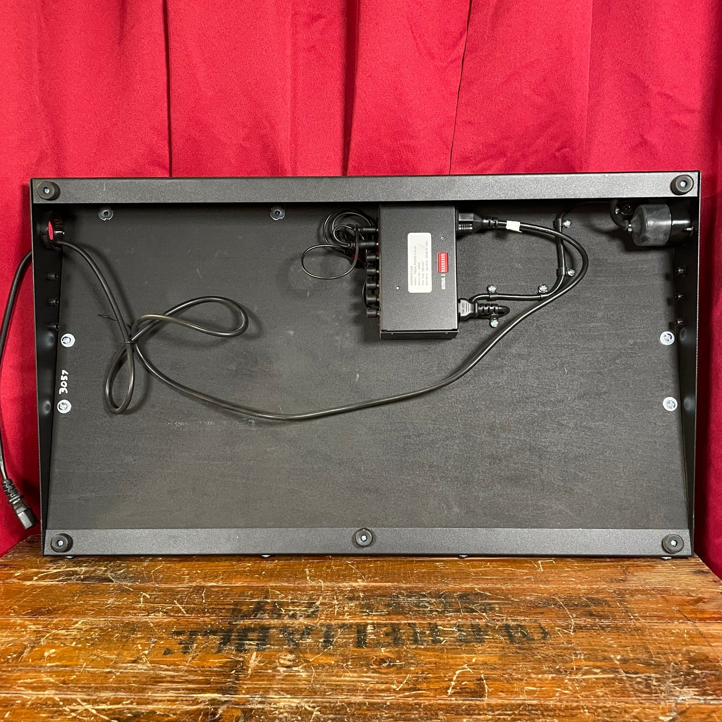 Trailer Trash PS2816 ProSeries 28"x16" Pedal Board with Voodoo Lab Pedal Power 2 Plus