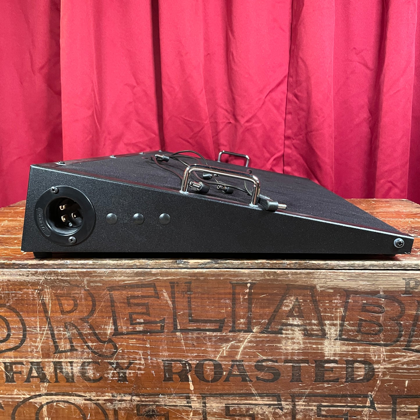 Trailer Trash PS2816 ProSeries 28"x16" Pedal Board with Voodoo Lab Pedal Power 2 Plus