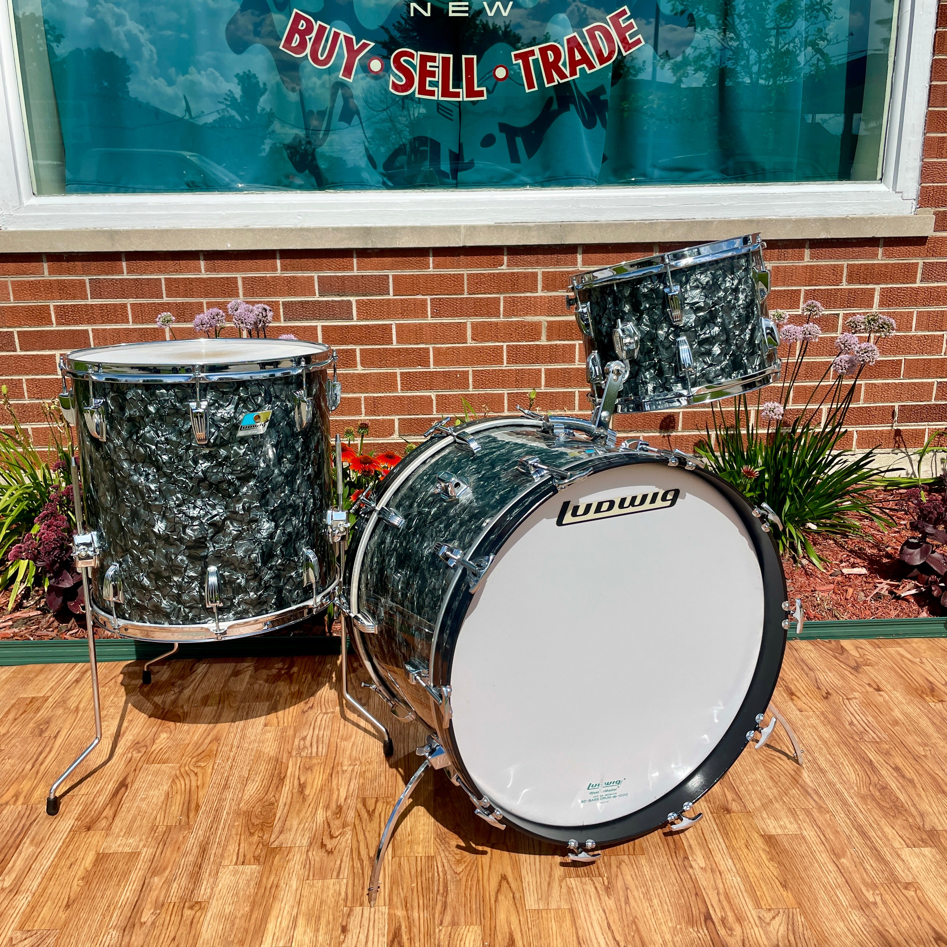 1970 Ludwig Super Classic Drum Set Black Diamond Pearl 22/13