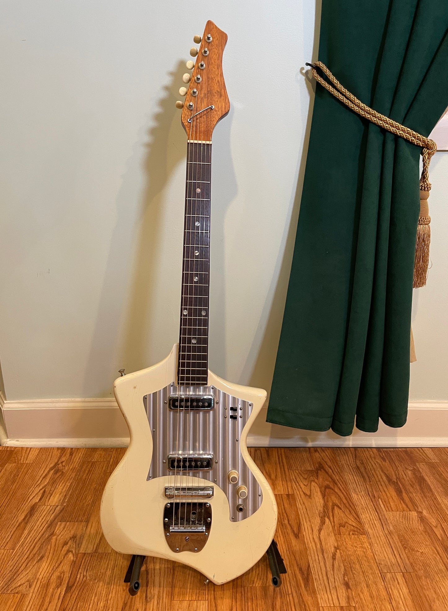 1960s Teisco Del Rey / Kingston 2pu Short Scale Electric Guitar White