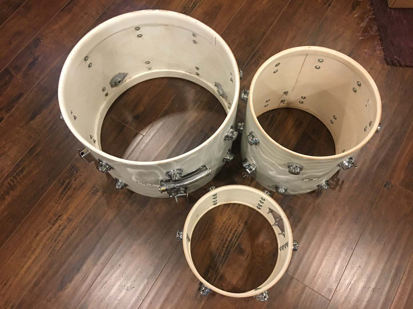 Early 1960s Camco 4 ply Oaklawn Drum Set 20/12/14 White Moire