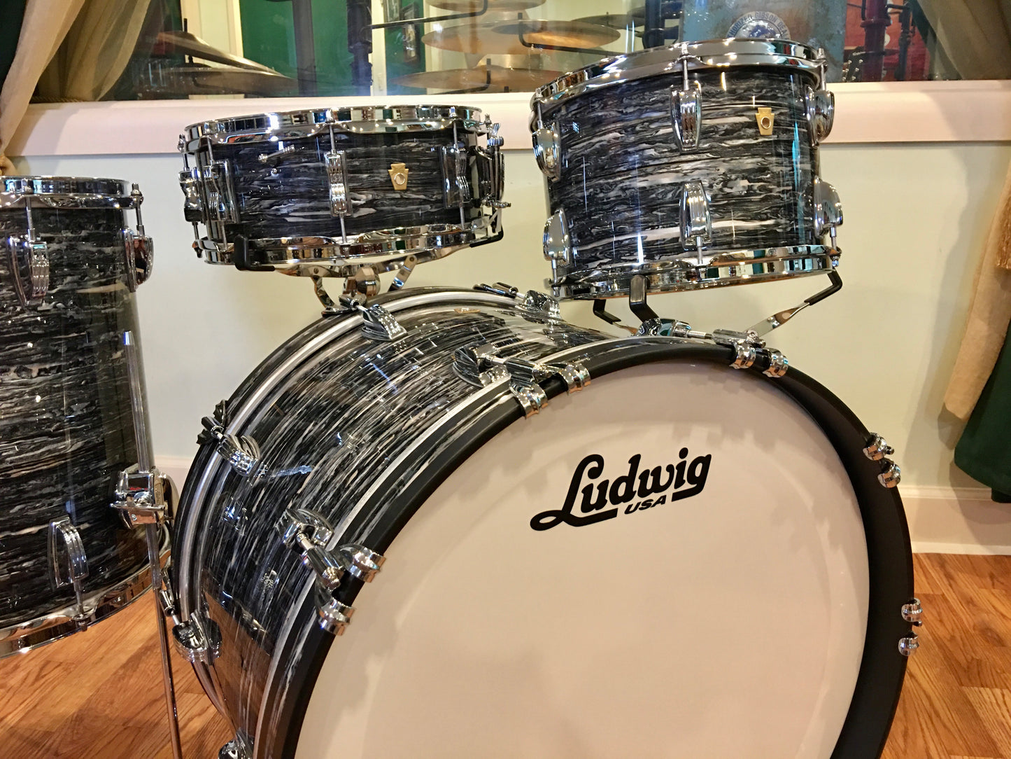 Ludwig Legacy Maple Fab 3 Piece Drum Set Vintage Black Oyster Pearl 22/13/16