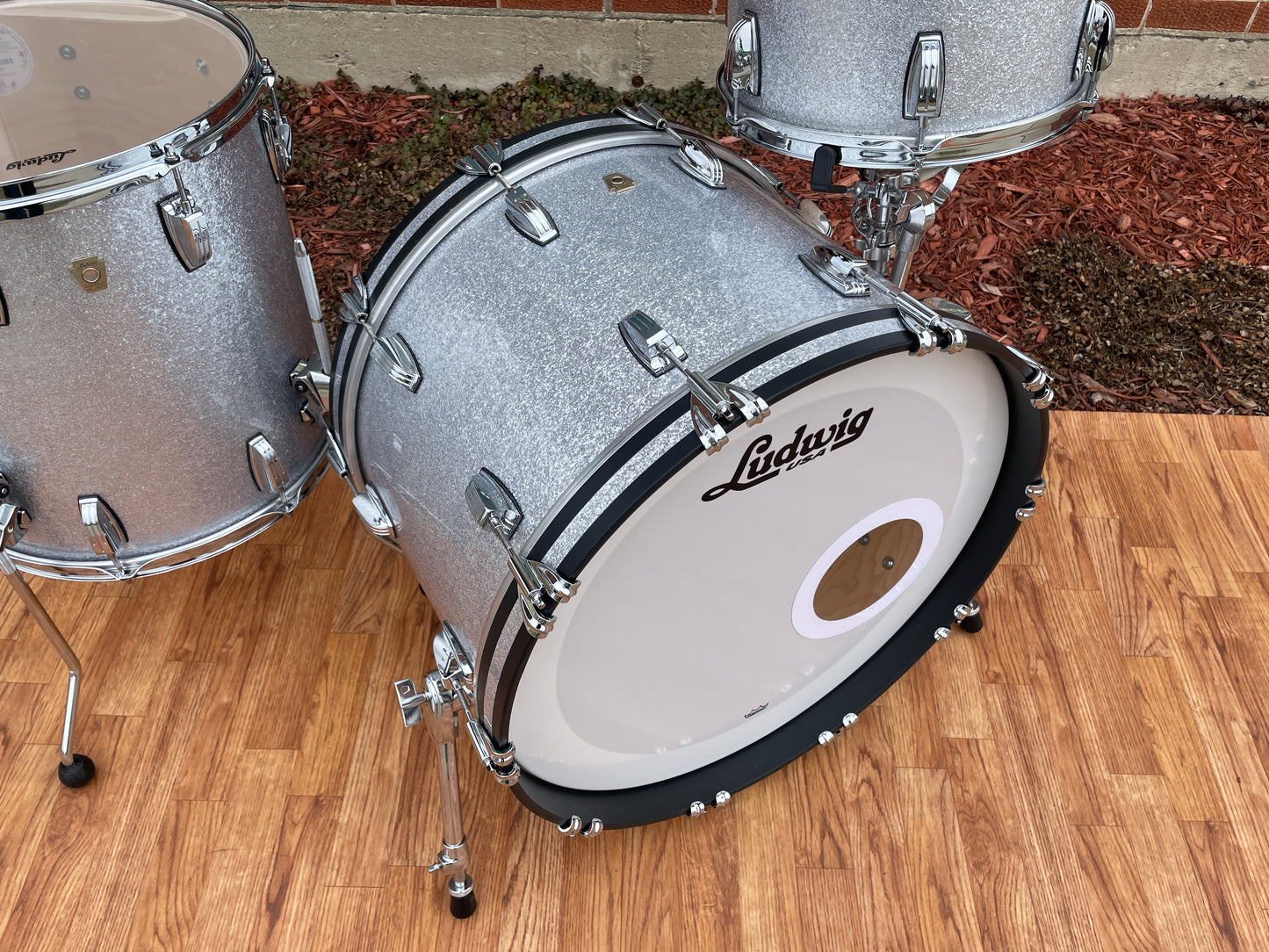 Ludwig Classic Maple Silver Sparkle Fab Outfit Drum Set Silver Sparkle 22/13/16 *Like New*