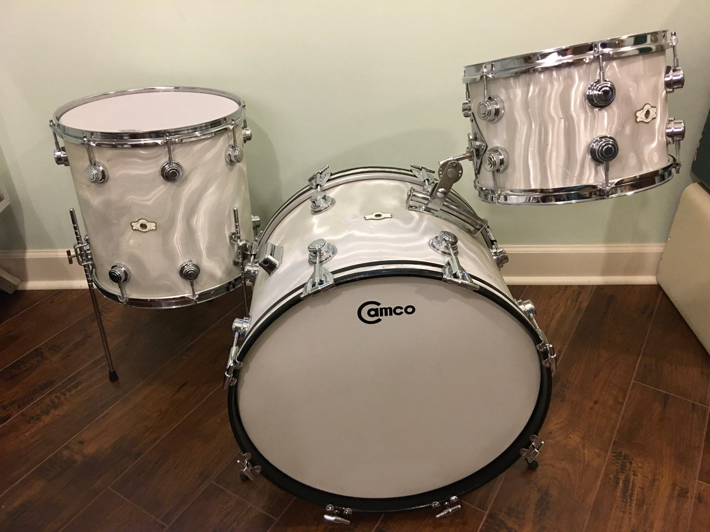 Early 1960s Camco 4 ply Oaklawn Drum Set 20/12/14 White Moire