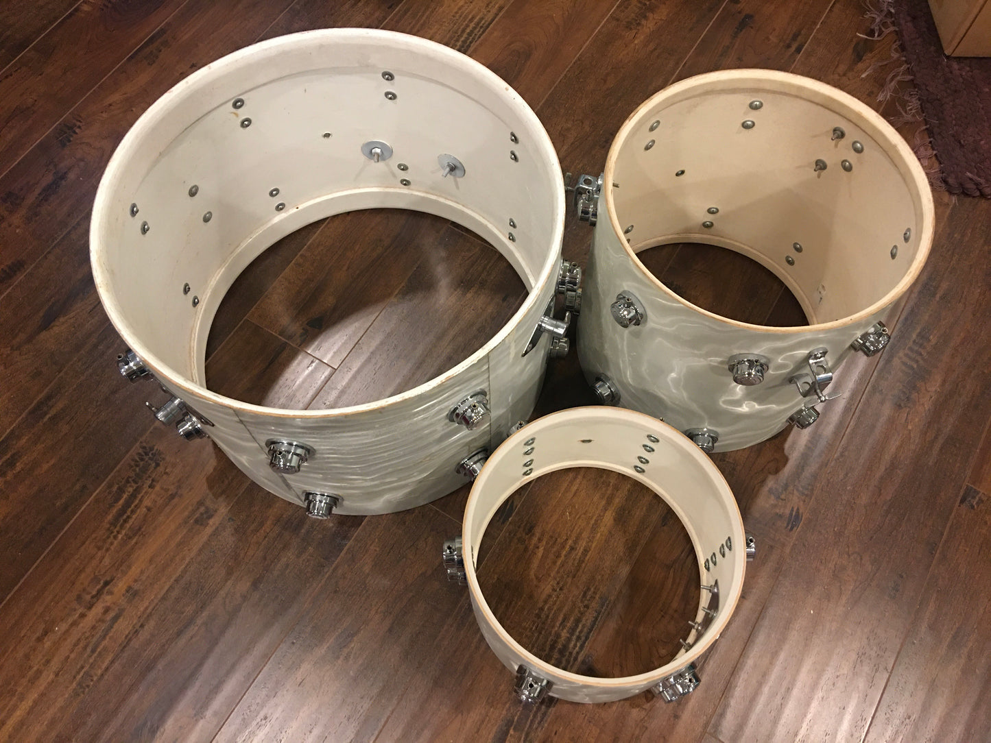Early 1960s Camco 4 ply Oaklawn Drum Set 20/12/14 White Moire