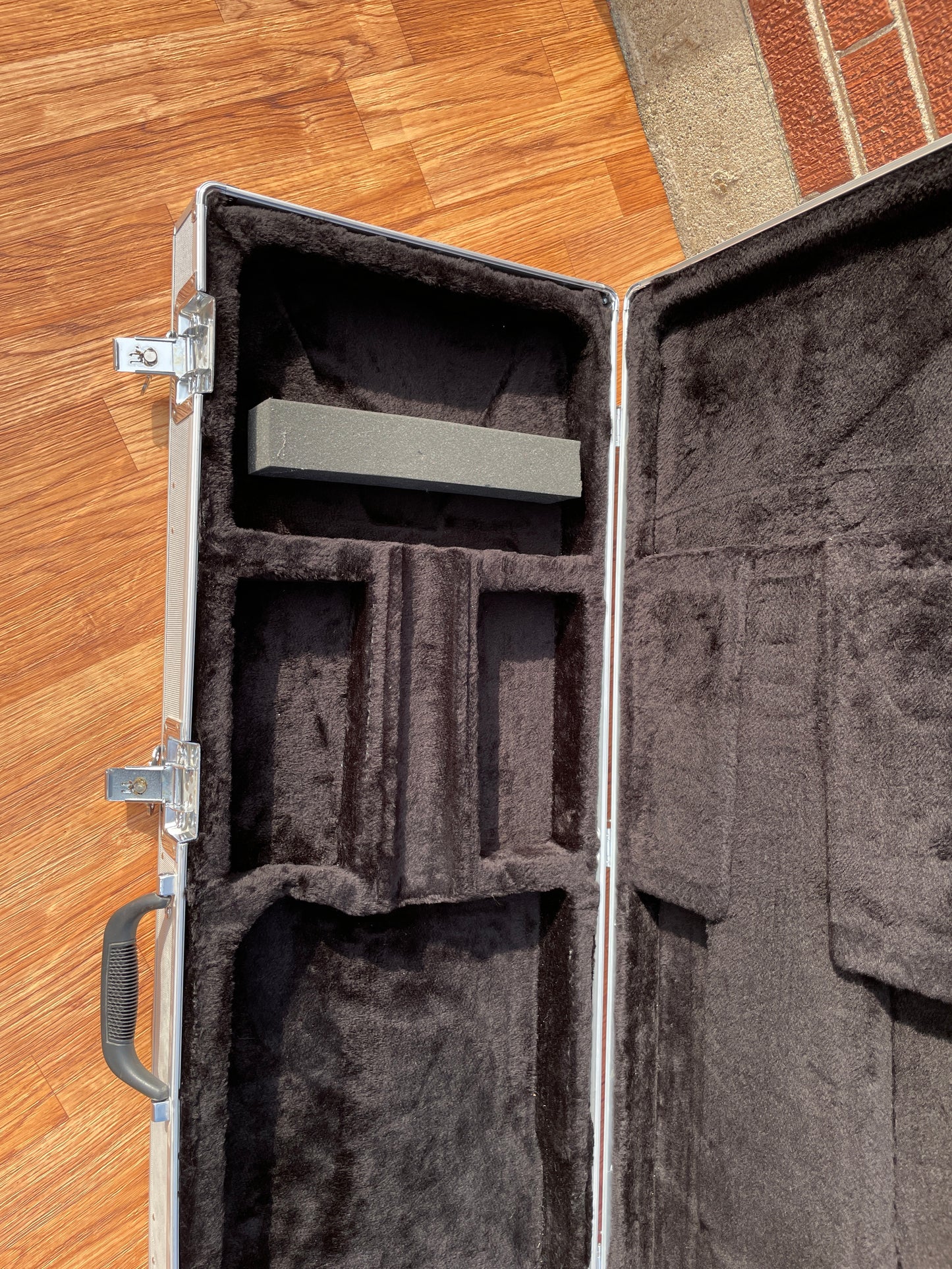 1990s Washburn Electric Guitar Road / Flight / Tour Case Silver