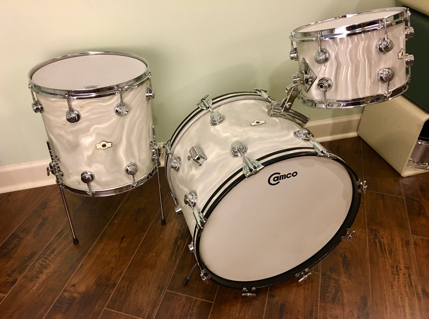 Early 1960s Camco 4 ply Oaklawn Drum Set 20/12/14 White Moire