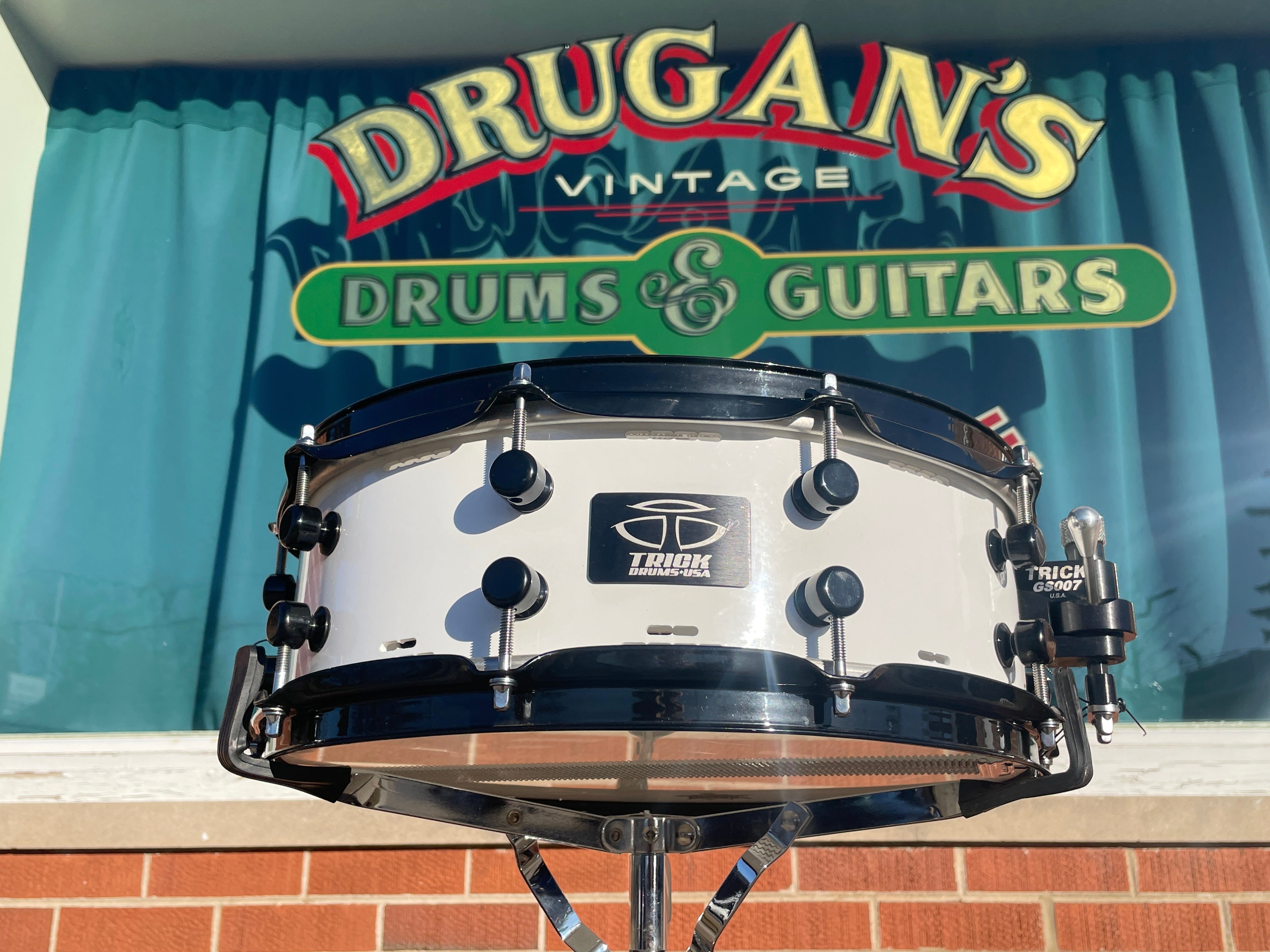 Thrown Instruments Trick 5x14 RPM Vented Aluminum Snare Drum White & Black w/ GS007 Throw ...