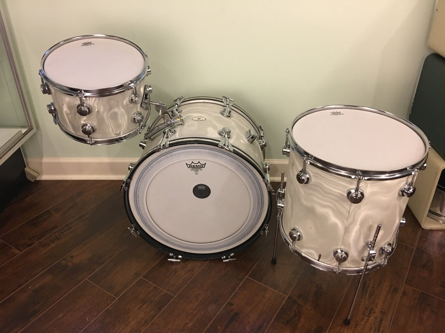 Early 1960s Camco 4 ply Oaklawn Drum Set 20/12/14 White Moire