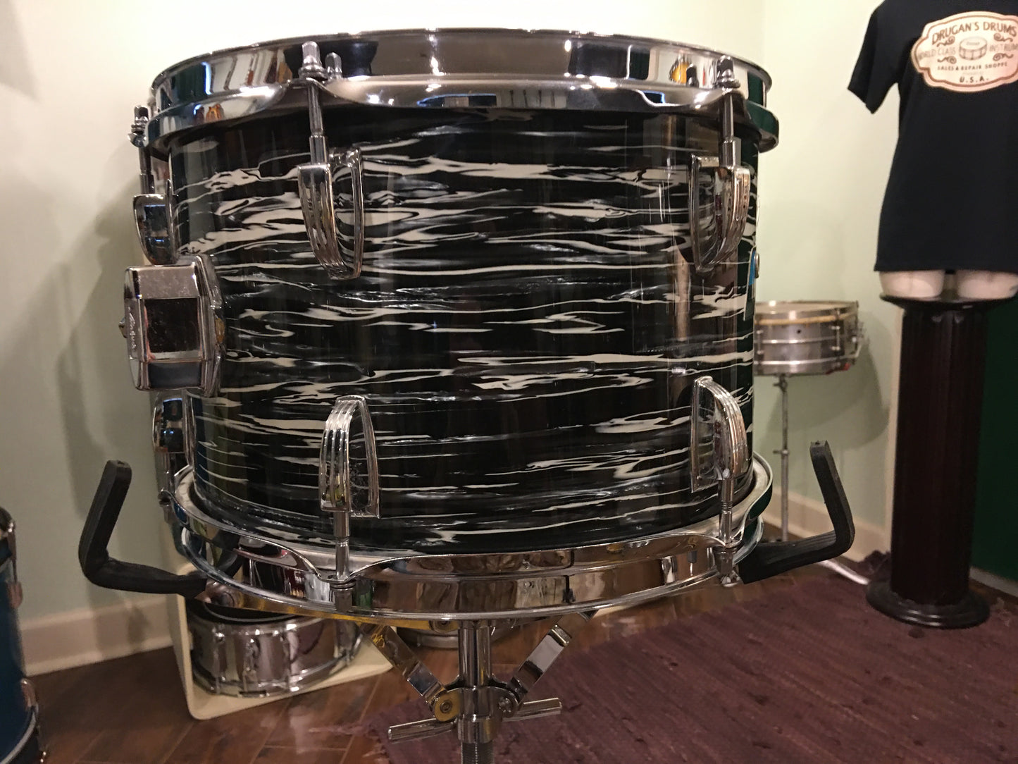 Early 1970s Ludwig 8x12 Oyster Black Pearl Classic Tom Drum 3 Ply