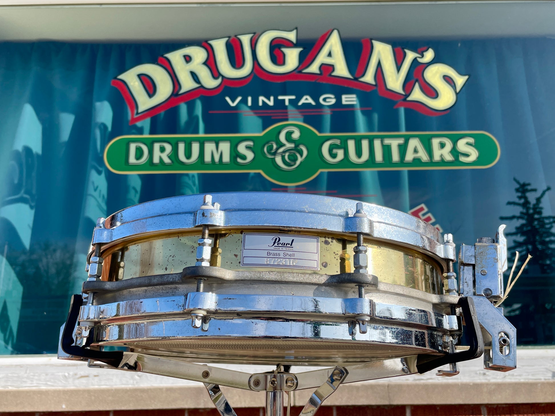Pearl 3.5x14 Free Floating Brass Shell Piccolo Snare Drum 1st Gen –  Drugan's Drums & Guitars