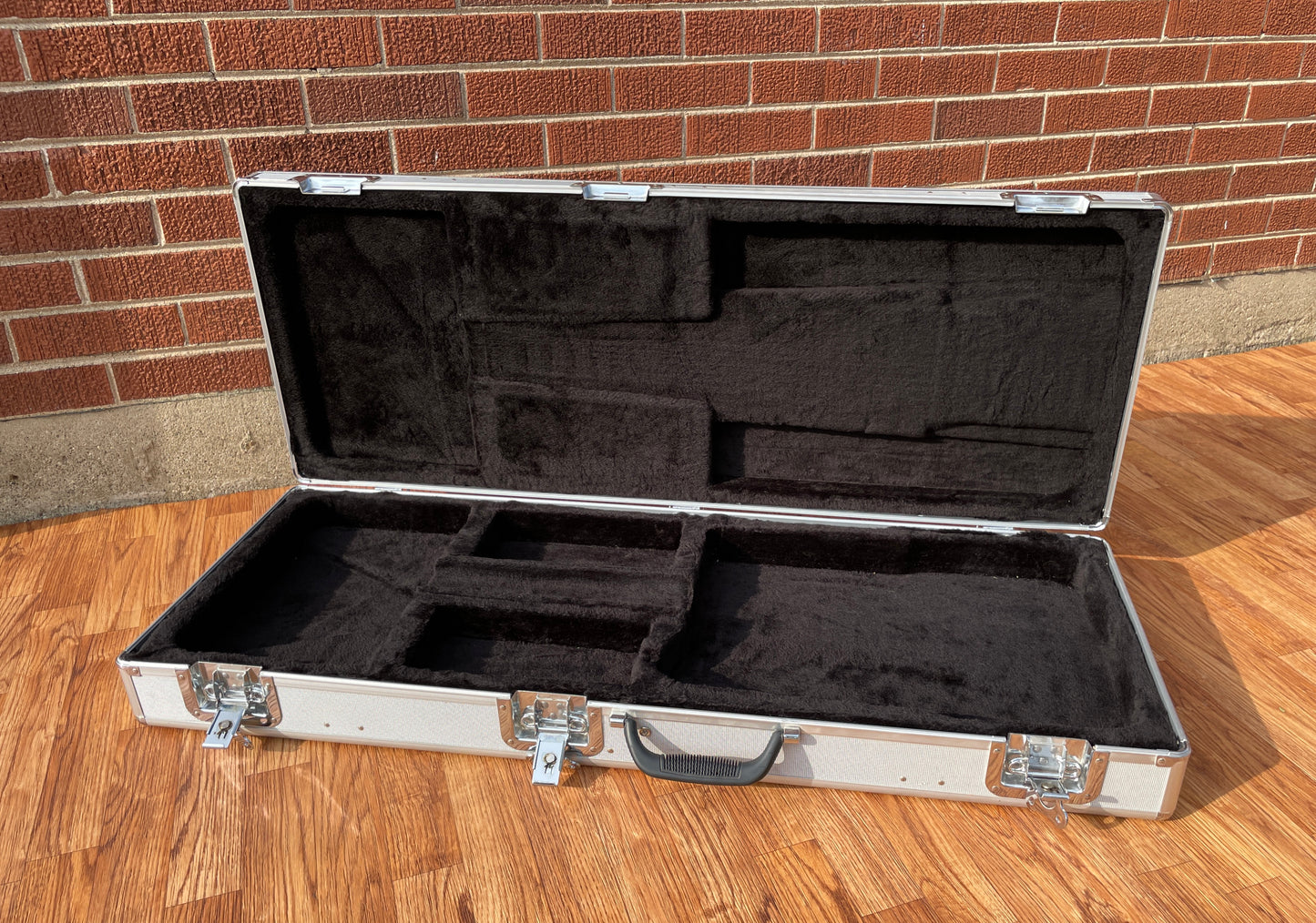 1990s Washburn Electric Guitar Road / Flight / Tour Case Silver