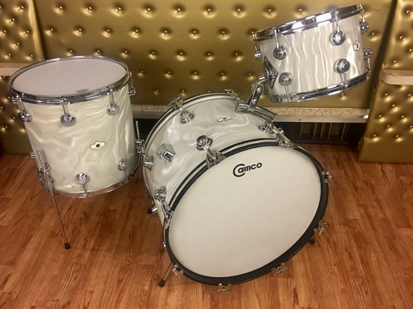 Early 1960s Camco 4 ply Oaklawn Drum Set 20/12/14 White Moire