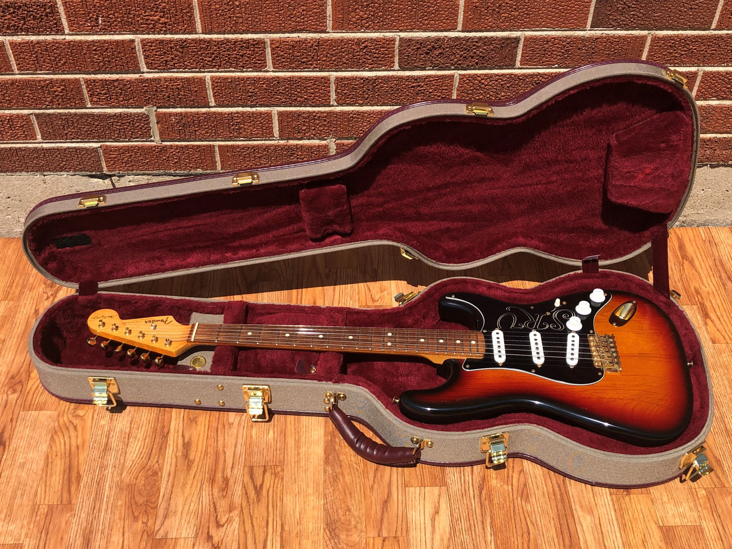 Ameritage AME-42 Gold Series Stratocaster/Telecaster Hardshell Case w/ Humidity Control